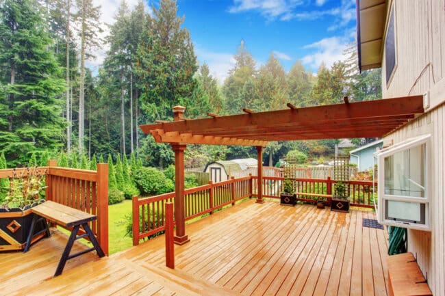 Abri pour votre terrasse en bois : l’essentiel à connaître avant d’opter pour cette solution