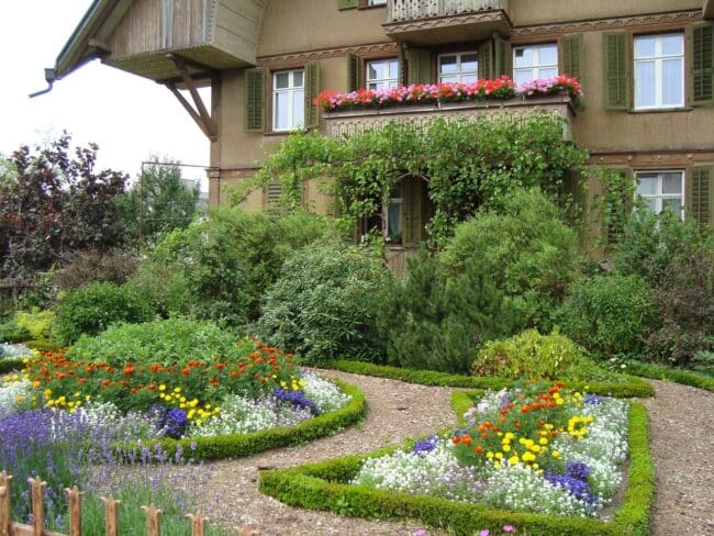 Quel matériau choisir pour aménager allées et cours de jardin ?