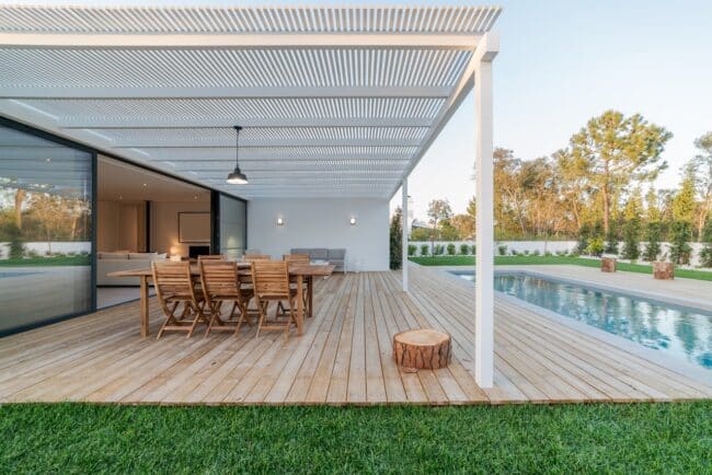 Aménager sa terrasse avec une pergola dans le Maine-et-Loire : le guide complet